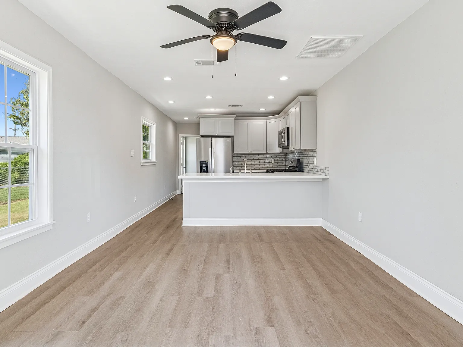 2 bed, 650 sqft, $1,595 — Photo 2