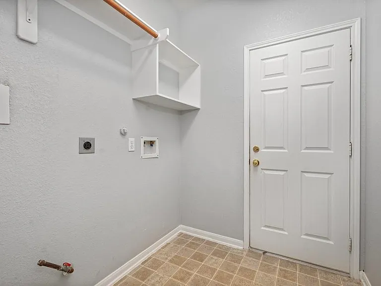 421 Livingstone Ln — Photo 13