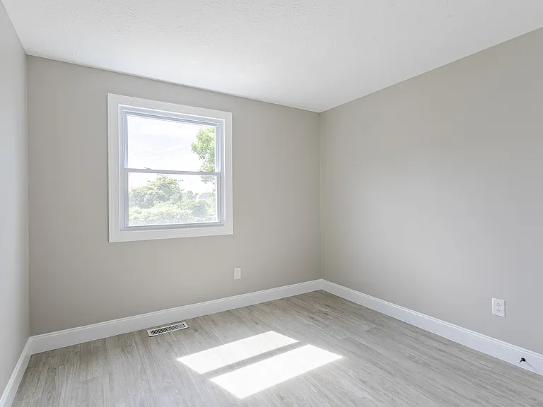 1736 Elmwood Cir — Photo 11