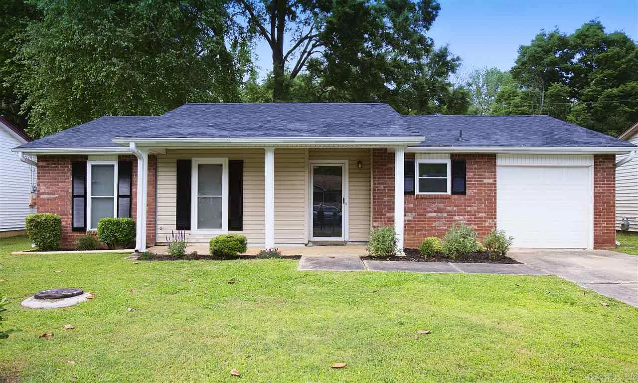 3 bed, 1.5 bath, 1024 sqft, $1,195 — Photo 1
