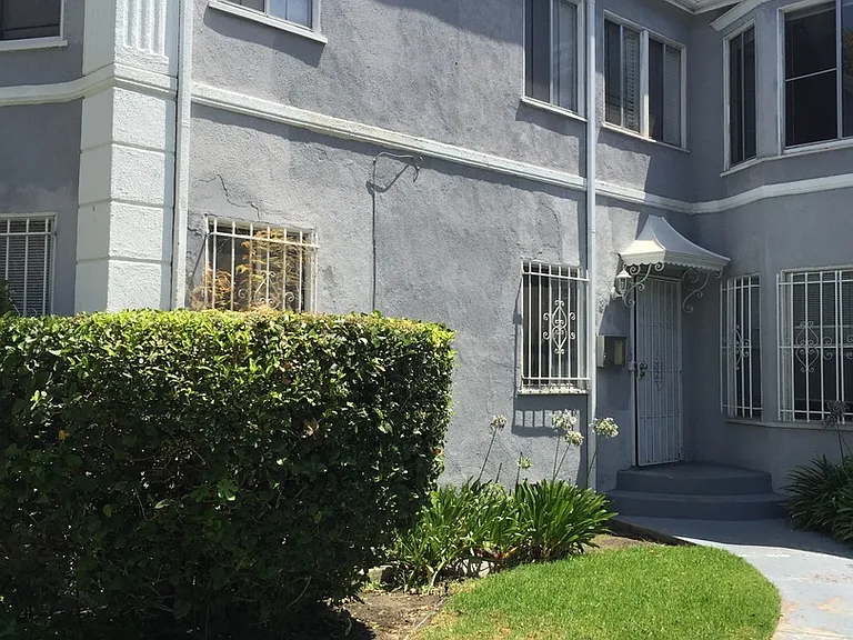 870-872 S Gramercy Pl — Photo 2