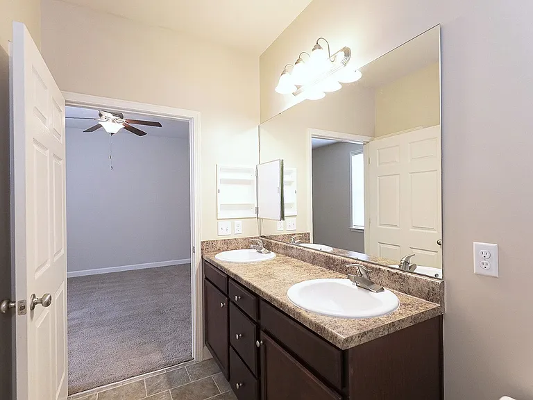 Astoria Apartments — Photo 20