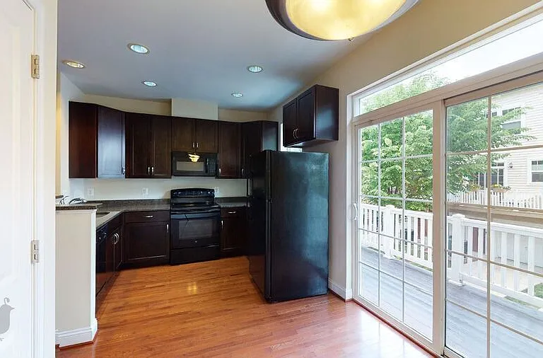 720 Barnes St NE — Photo 16