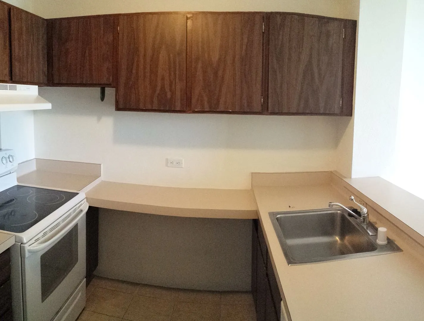 Pearlridge Pearl Two 2 Bedroom 1 Bedroom 1 Parking Condominium Overlooking the Coastline — Photo 4