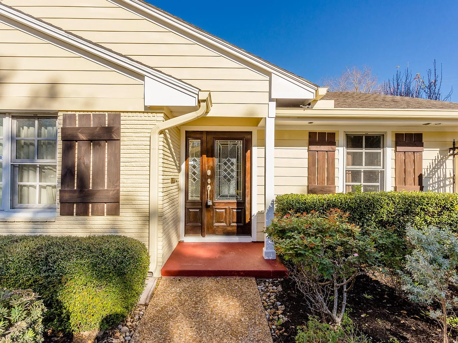 3 bed, 2.0 bath, 2220 sqft, $3,000 — Photo 3