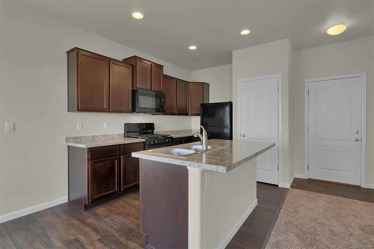 3 bed, 2.5 bath, 1685 sqft, $2,450 — Photo 3