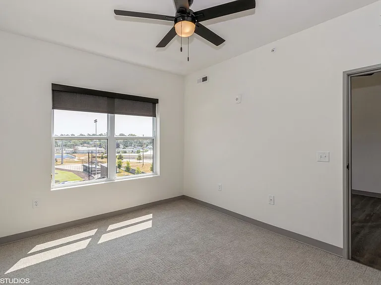 The Leo at the Hub Apartments — Photo 44