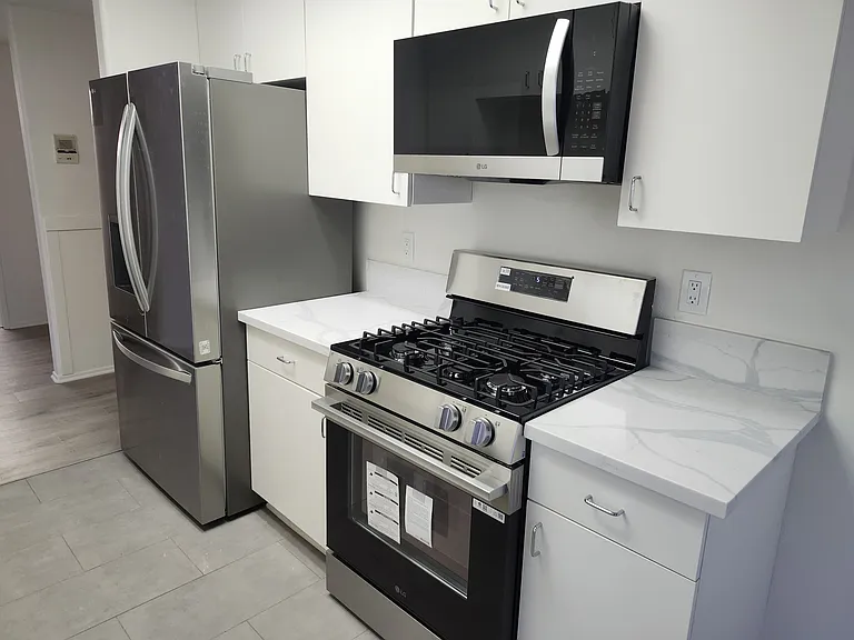Brand-new stainless appliances.
