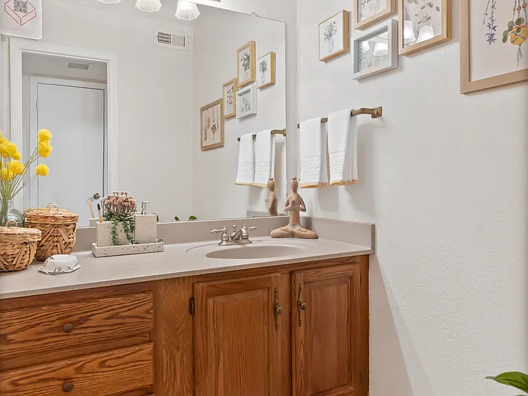 Barrington Apartments — Photo 21
