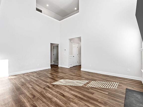 4th image of 314 Carruth St