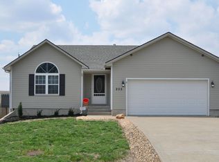 205 Sunset Ln, Maple Hill, KS 66507