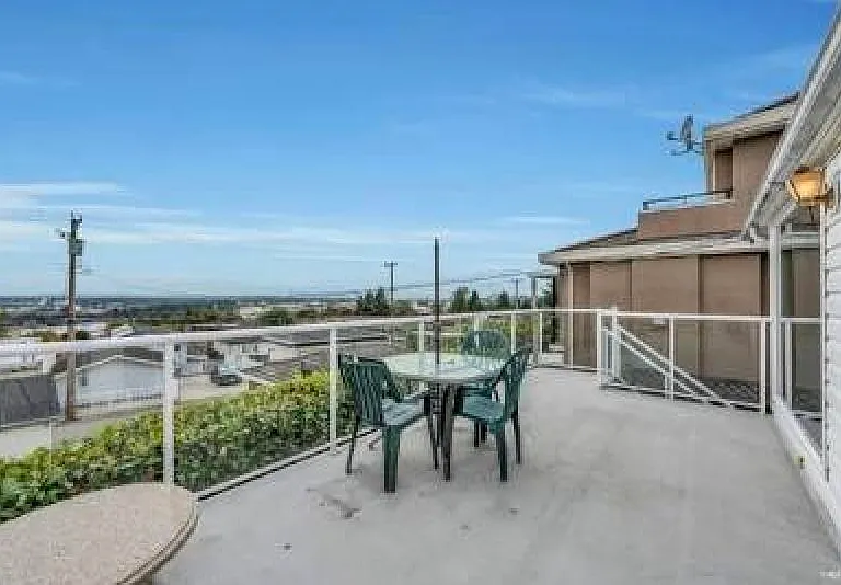 2208 Burquitlam Dr — Photo 19
