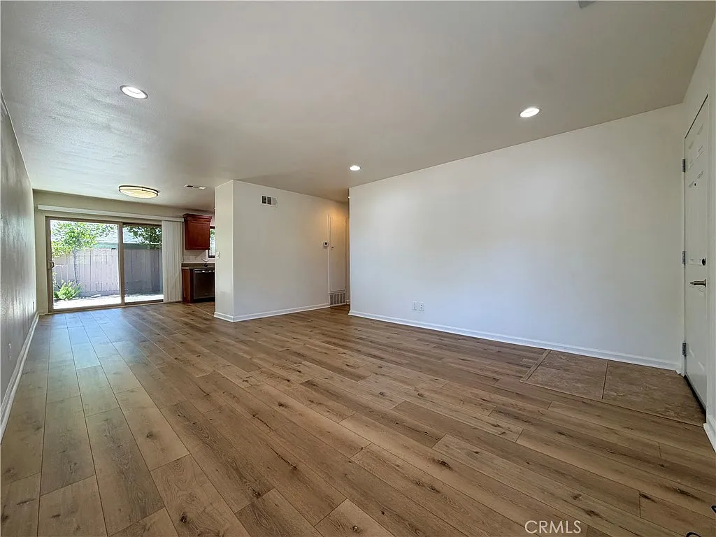 2 bed, 900 sqft, $2,750 — Photo 2