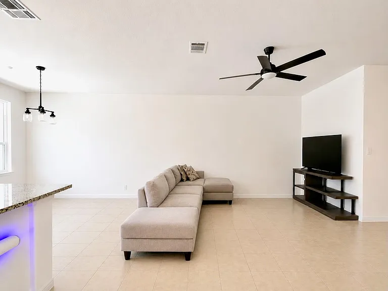 402 Crater Lake Dr — Photo 7