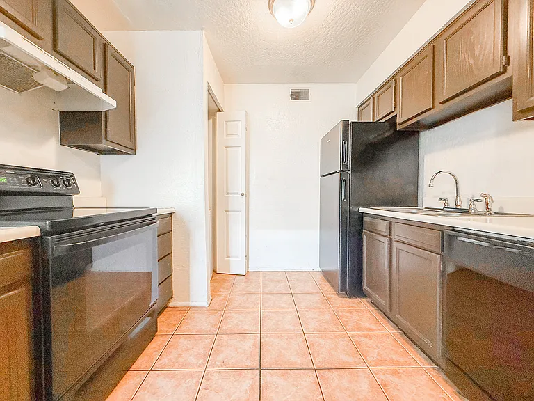 2537 W Georgia Ave #17 — Photo 7