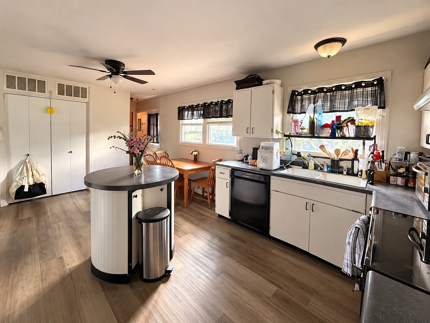 3D Tour Available - Fenced-in Yard + Charming & Cozy + Washer & Dryer Included! Available Novembe... — Photo 1