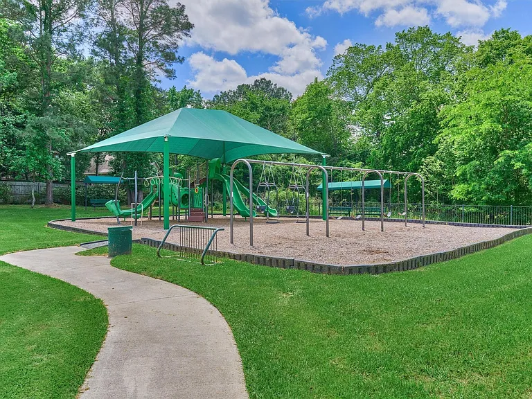 13511 Summer Hill Dr — Photo 36
