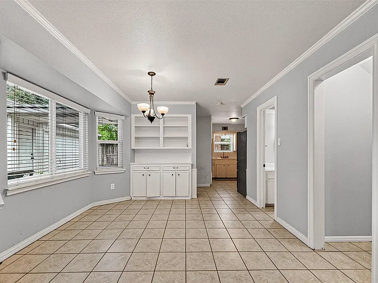811 Thicket Ln — Photo 12
