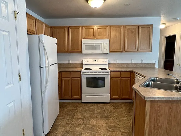 Ellendale Manor Apartments — Photo 22