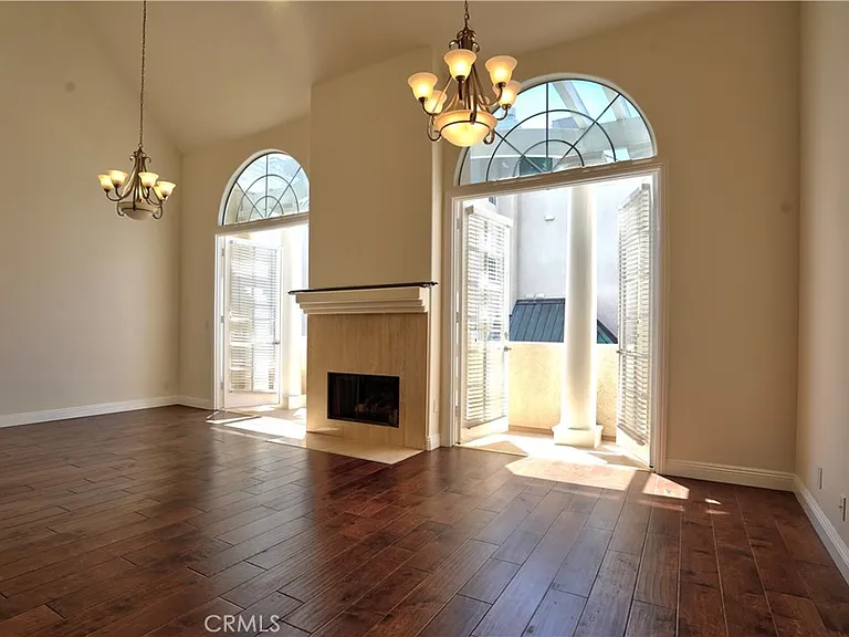 930 N Doheny Dr #303 — Photo 2