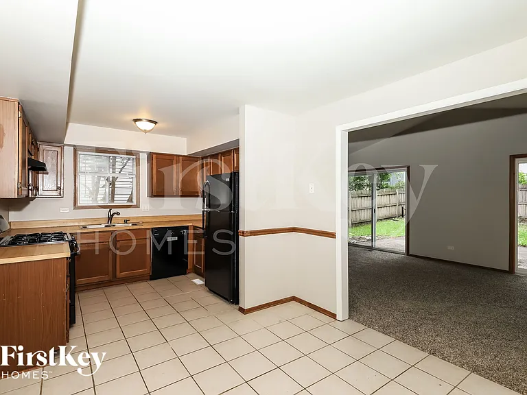 1045 Camden Ln — Photo 5