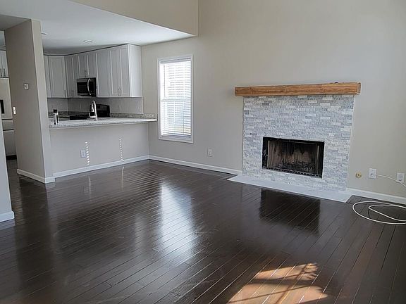 4th image of 525 Parkstone Ln