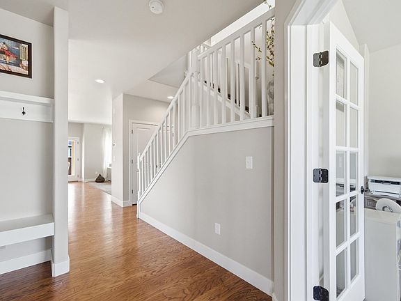 5th image of 375 Aurelia Dr