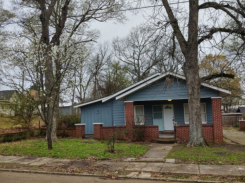 Welcome to your new home nestled between a church and an open green space!