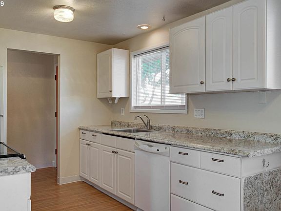 5th image of 8707 NE Lewis Dr