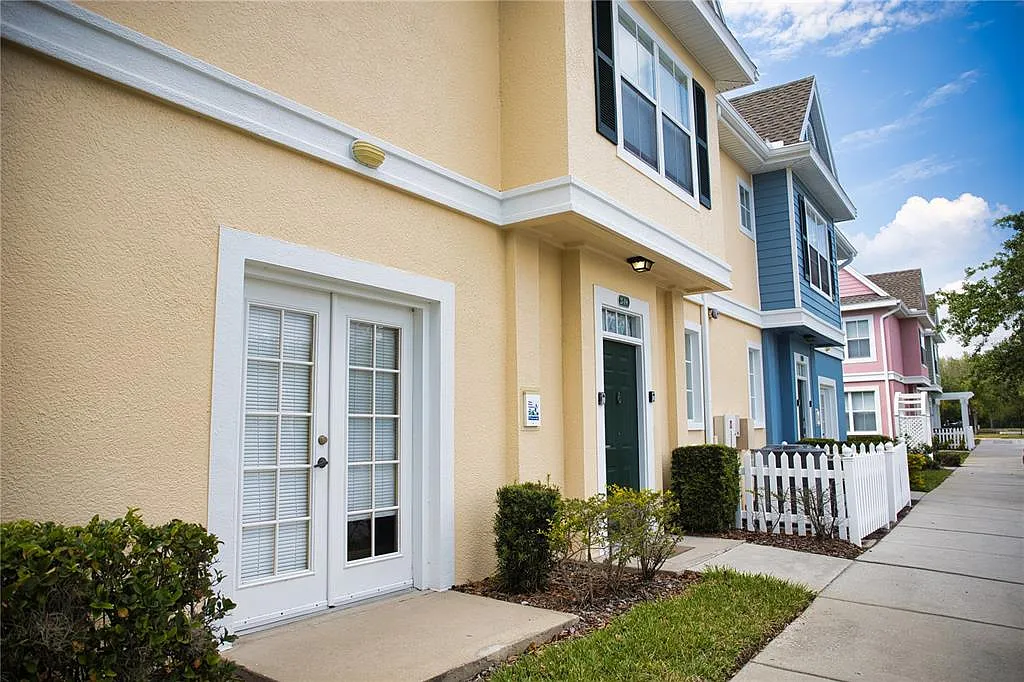 3 bed, 2.0 bath, 1296 sqft, $2,200 — Photo 2