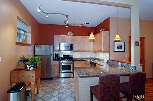 3rd image of 5030 N Kenmore Ave APT 1S