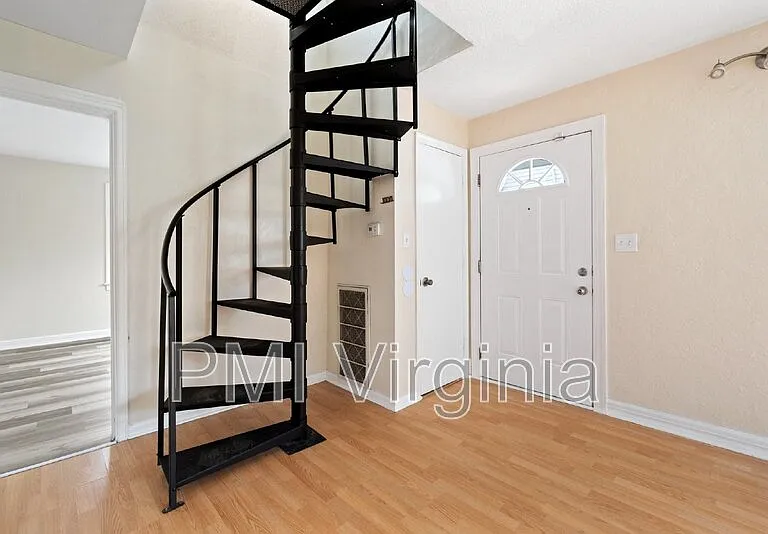 141 Howe St — Photo 5