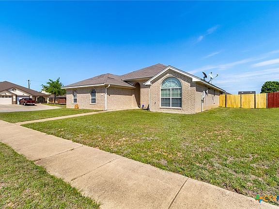 2nd image of 2400 Wisteria Ln