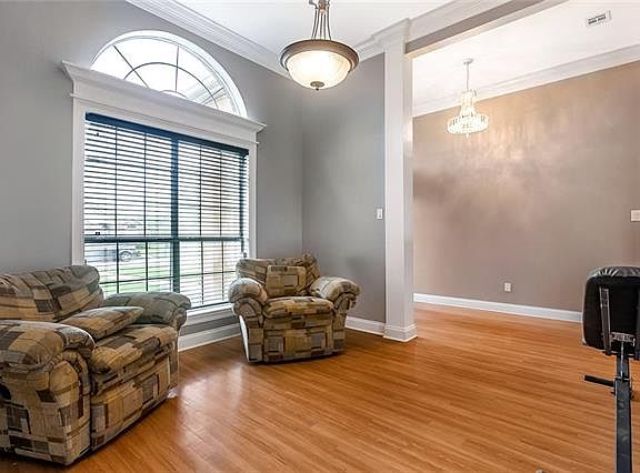 4th image of 2325 Country Club Dr