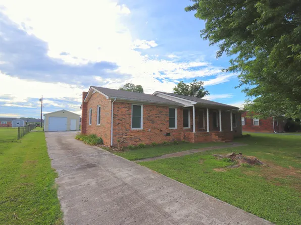 911 Parkway Dr, Smithville, TN 37166