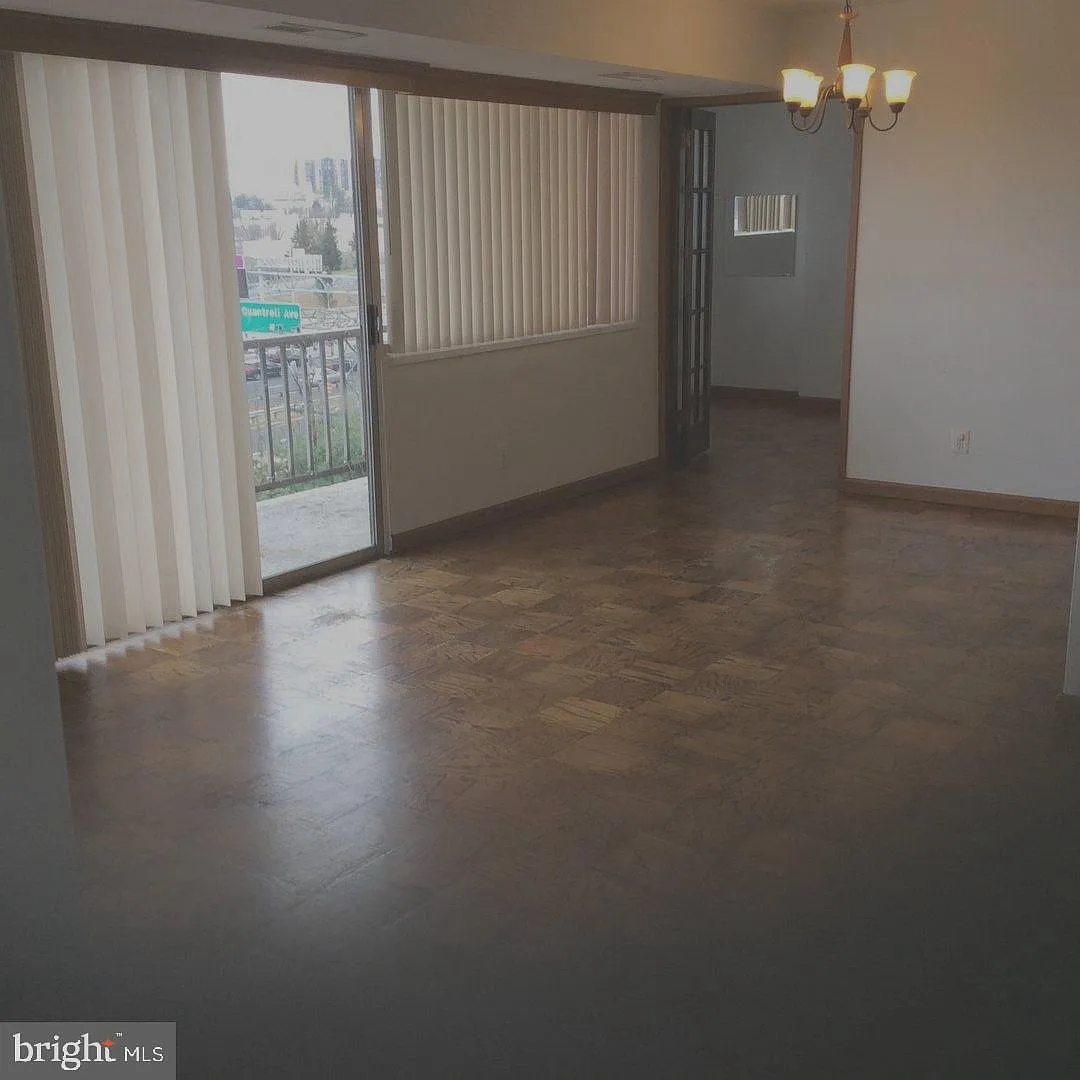 Building Photo - 5831 Quantrell Ave #409