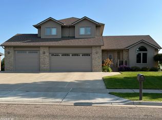 730 Saddle Ridge Rd, Bismarck, ND 58503