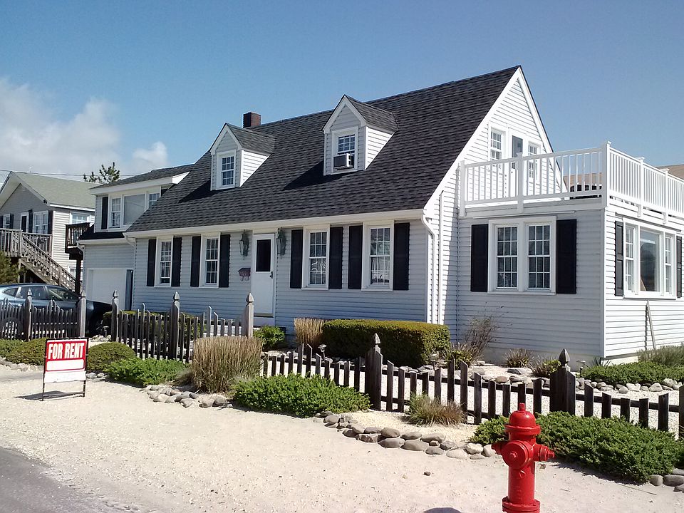large corner lot; 4 houses from beach