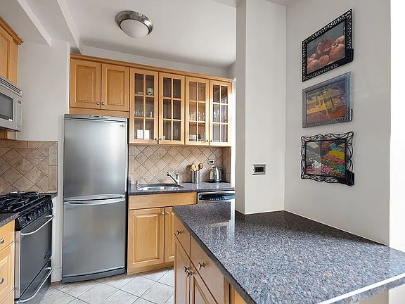 4th image of 340 W 57th St APT 9H