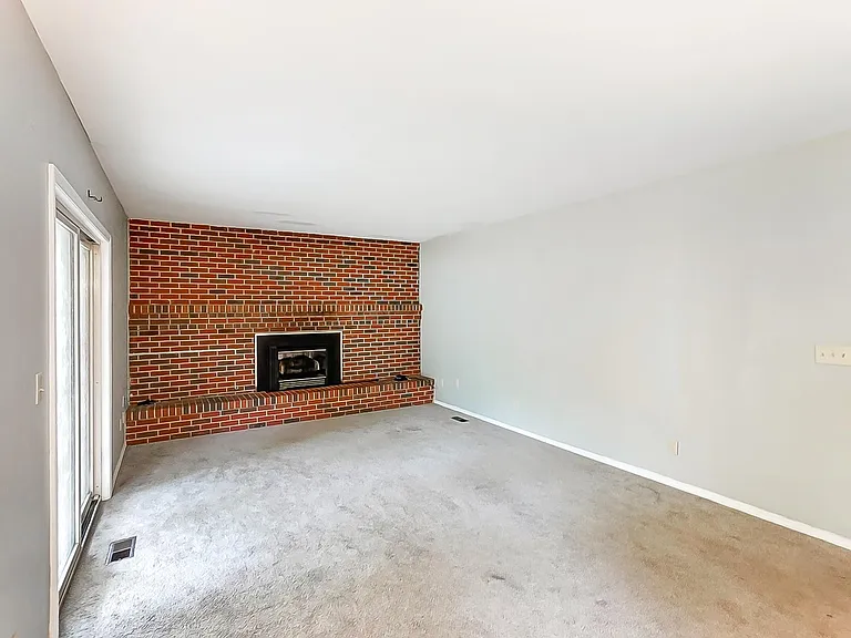415 Rustic Ct — Photo 17