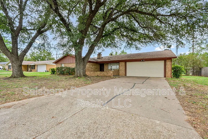 3 bed, 2.0 bath, 1794 sqft, $2,000 — Photo 1