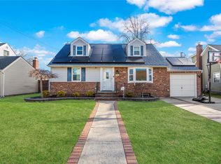 136 E Zoranne Dr, Farmingdale, NY 11735