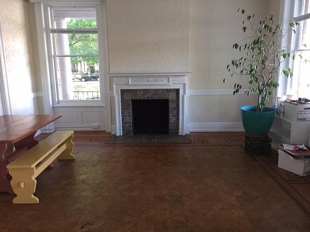 Front Room (fireplace does not work)