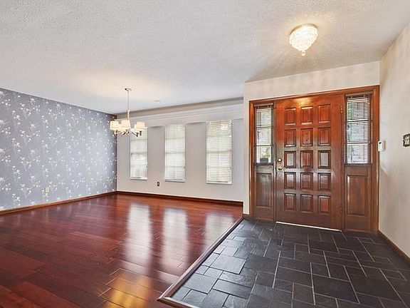 3rd image of 403 S Sweetwater Blvd