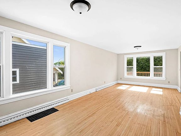 3rd image of 808 N 6th Ave E