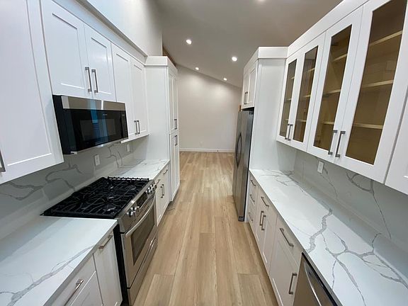 3rd image of 1414 Stearns Dr