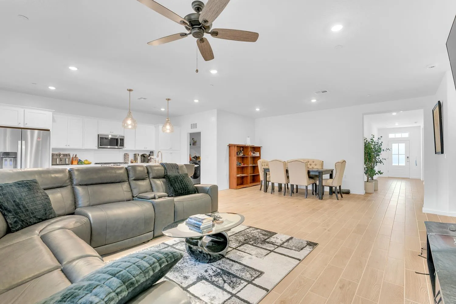3 bed, 1635 sqft, $2,600 — Photo 3