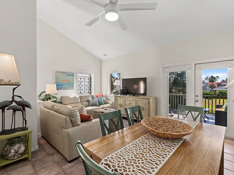 124 E Acapulco St #B — Photo 10