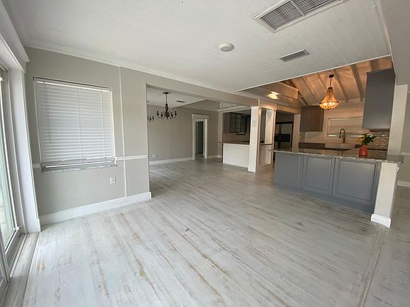 3rd image of 311 W Davis Blvd