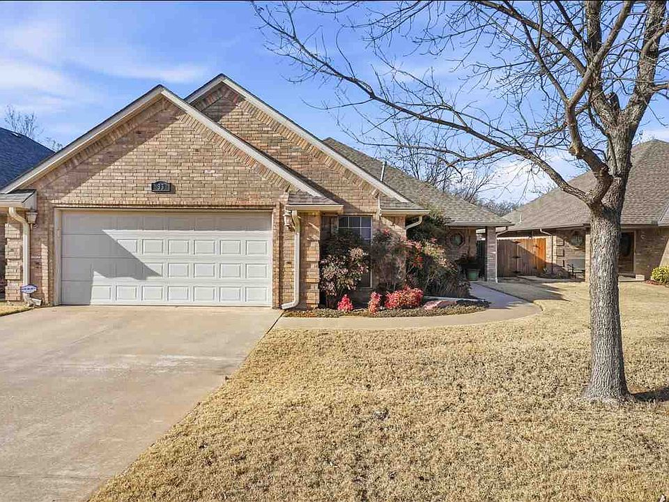 1st image of 33 NW Heatherstone Dr